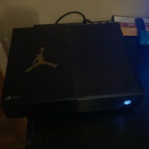 Xbox 1 black blue controller all download games no problems just got 1 month ago